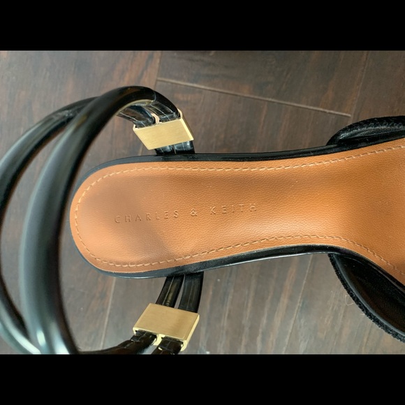 Size:7, heel high:9cm, There are some scratches on the heel of the left - Picture 5 of 5